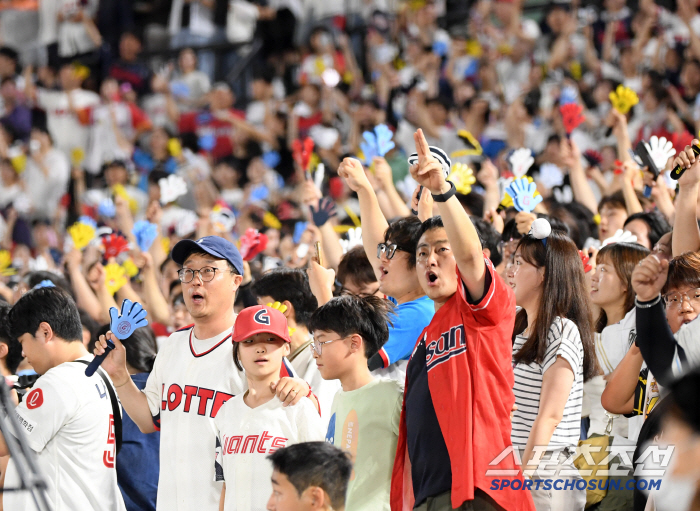  Hot Sajik Stadium Baseball Fever