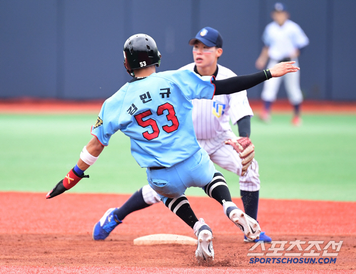  Hwimungo Kim Min-kyu quickly stole second base