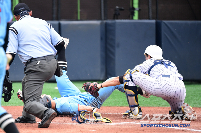 Hwimungo Yu Jaemin scored with a powerful sliding