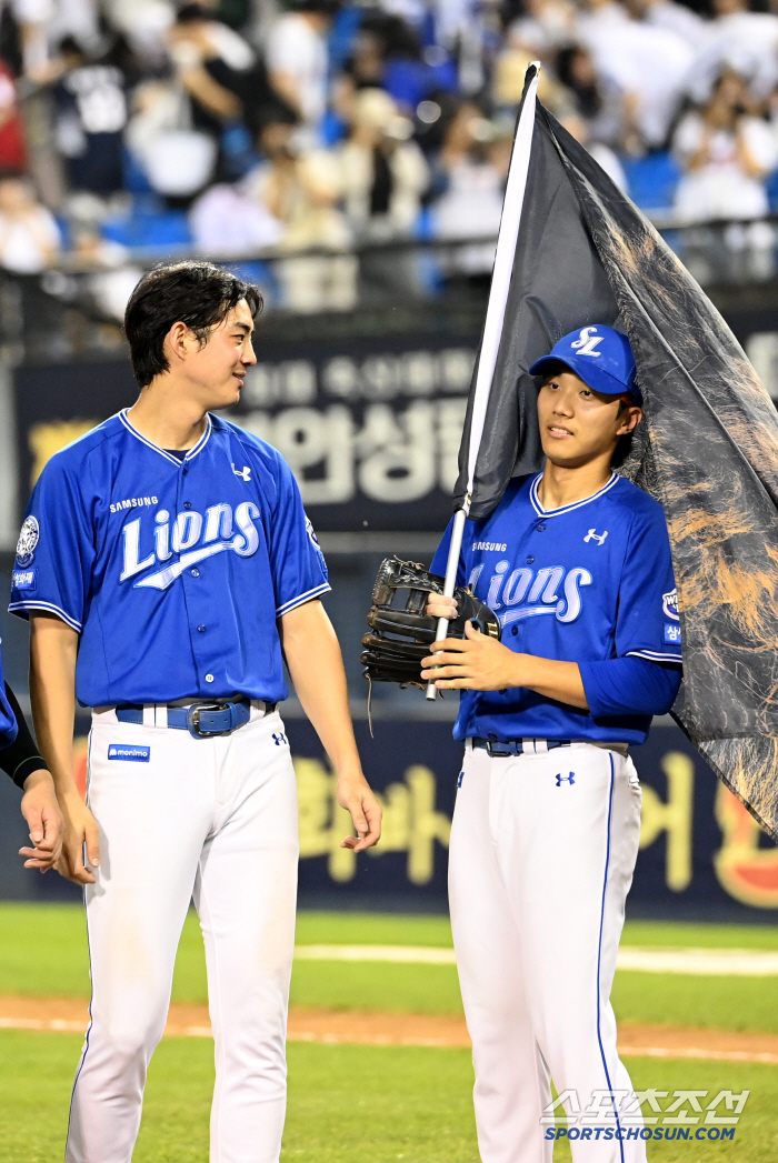  JAE HYUN with a lion flag, you're the star of the day