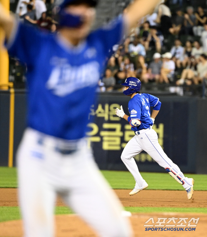 Koo Ja-wook cheers for Lee Jae-hyun's come-from-behind bases-loaded shot