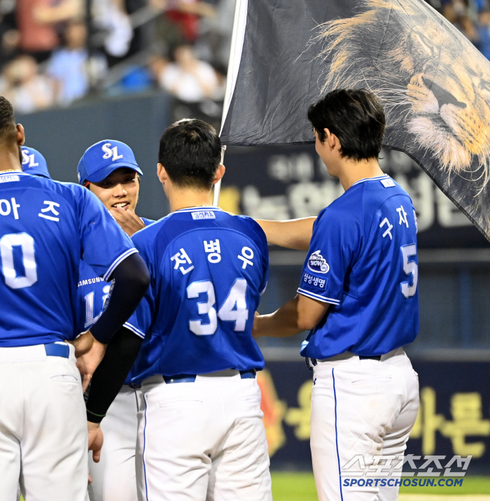  Koo Ja-wook hands the lion flag to Lee Jae-hyun