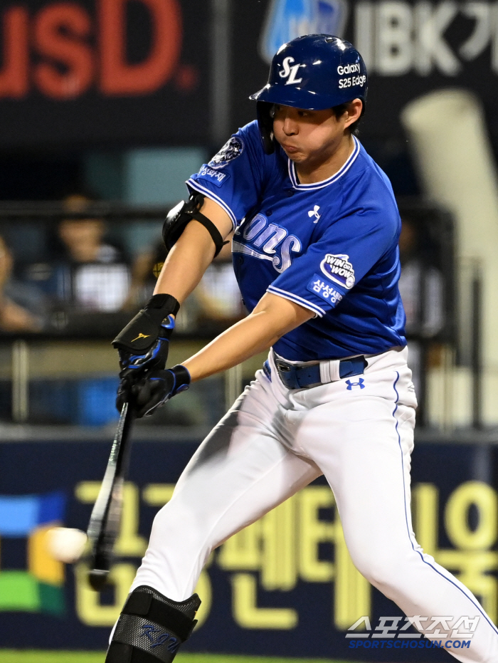  Koo Ja-wook hits the leadoff hitter in the seventh inning