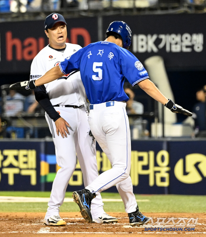  Koo Ja-wook scored on Lee Young-ha's wild pitch