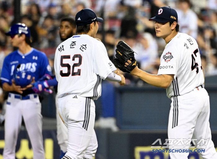  Kwak Bin greets the infielders
