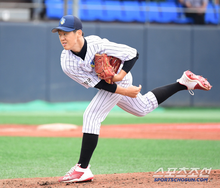  Oh Seung-joo of Jeonbuk Artificial Intelligence High School appears in relief in the 3rd inning, pitching strongly