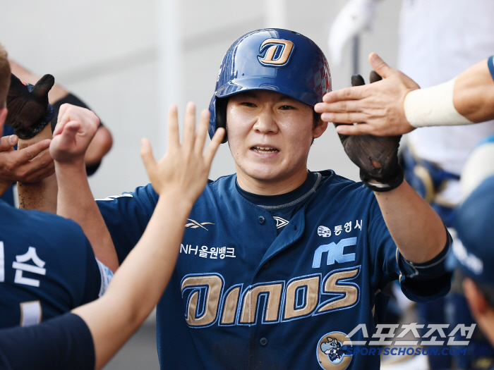  Park Min-woo scored a double steal
