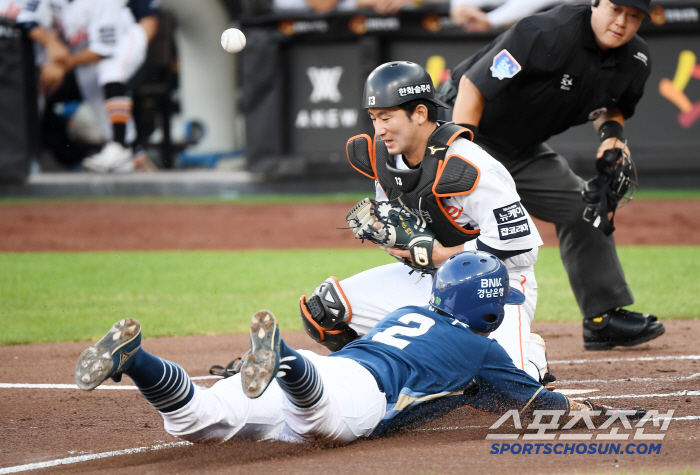  Park Minwoo succeeds in double steal
