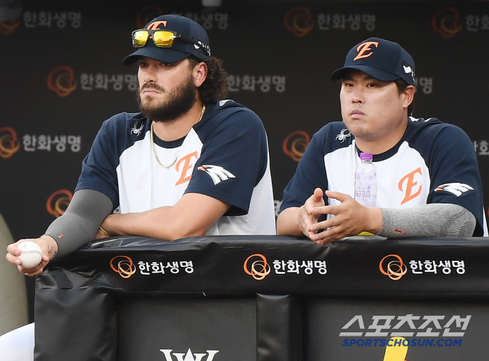  Ponce and Ryu Hyun-jin with serious expressions