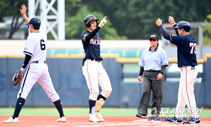  Seongnam High School's Ahn Jin-pyo hits a timely RBI and cheers