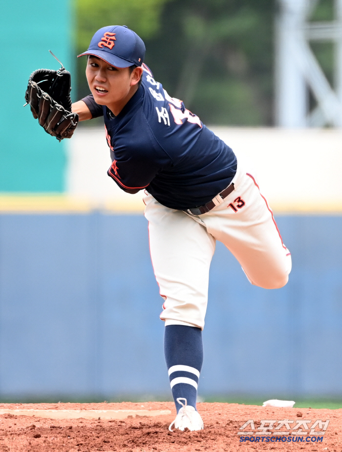  Seongnam High School's starting pitcher Cho Yun-ho's hard throw