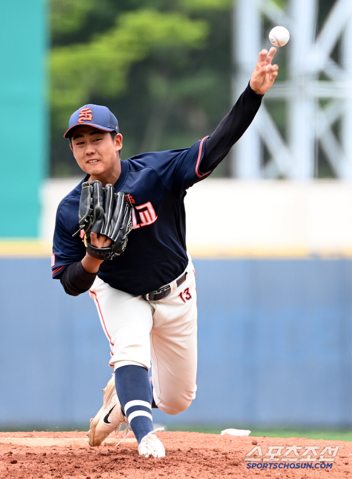  Seongnam High School's starting pitcher Cho Yun-ho's hard throw