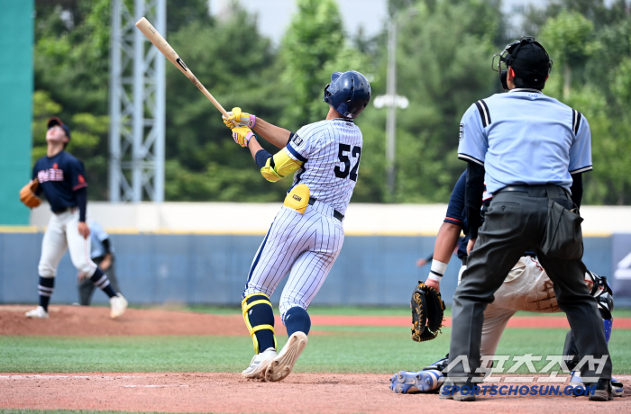  Seoul High School Kim Ji-woo hits a come-from-behind RBI sacrifice fly
