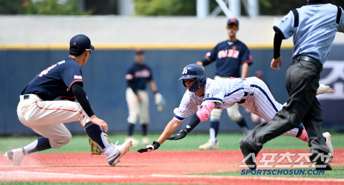  Seoul High School Kim Sun-bin chases by one point with an RBI triple