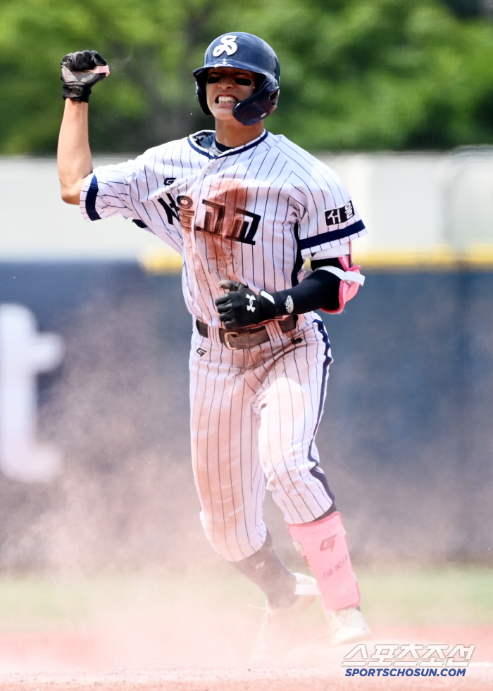  Seoul High School Kim Sun-bin cheers for an RBI triple