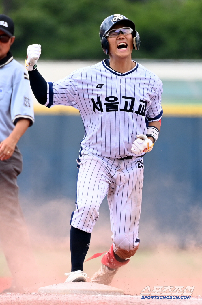 Seoul High School Kim Tae-sung cheers for a triple