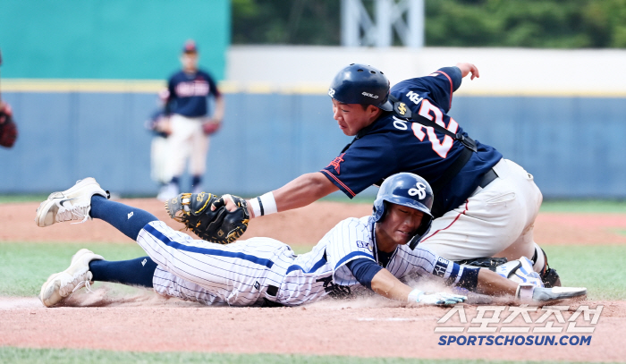  Seoul High School's Jeong Si-woo and Kim Ji-woo scored a come-from-behind score on sacrifice fly