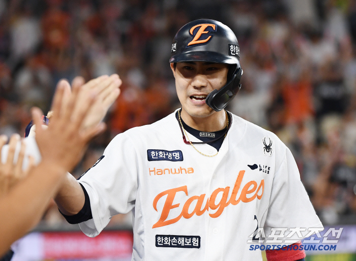  Shim Woojun, come out as a pinch runner and score