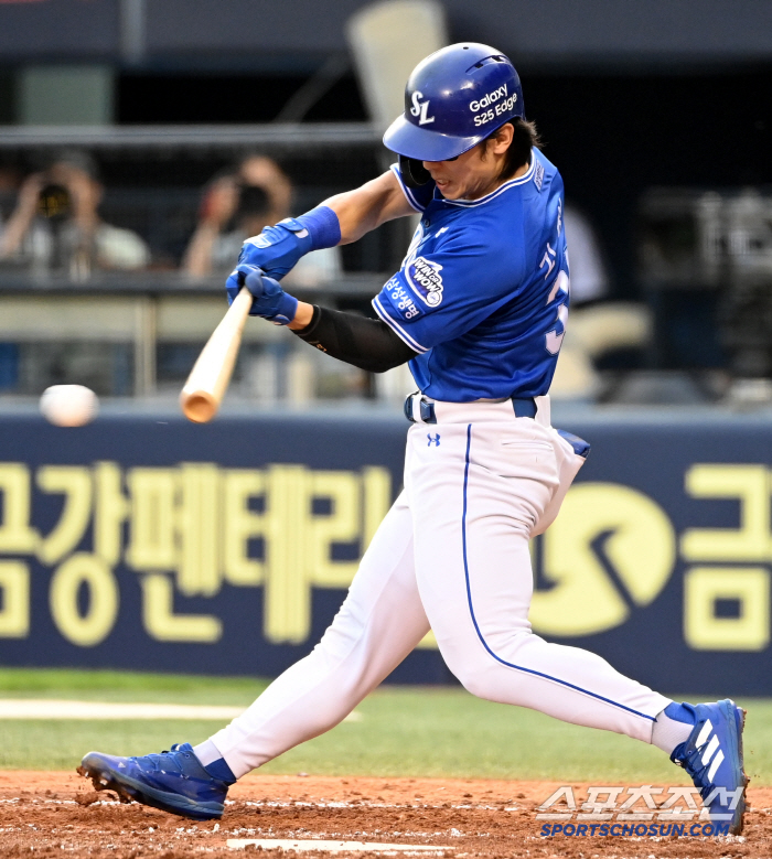  The team's first hit to Kim Sung-yoon and Kwak Bin