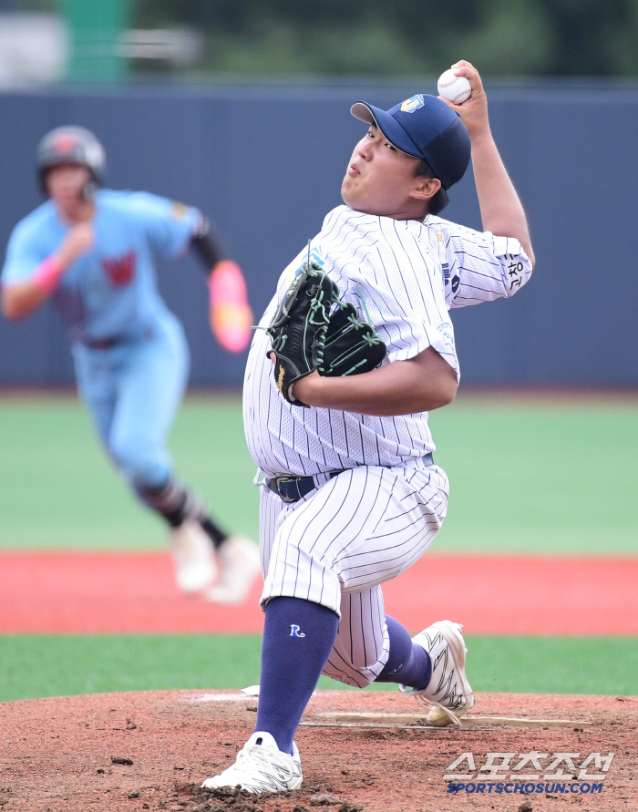  Yang Dong-min of Jeonbuk Artificial Intelligence High School pitches against Hwimungo