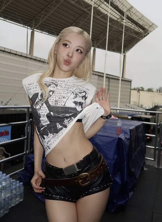  BLACKPINK Rosé, Slender body, hot pants...Backstage's overwhelming visuals