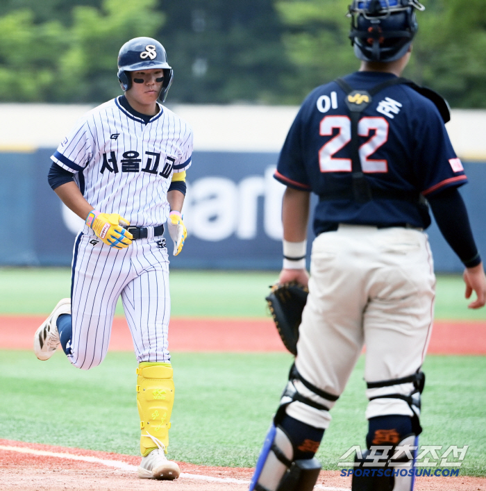 A second-year high school student hit a 130-meter home run and a 150-kilometer fastball in front of ML Scouts. It's a real thing. 