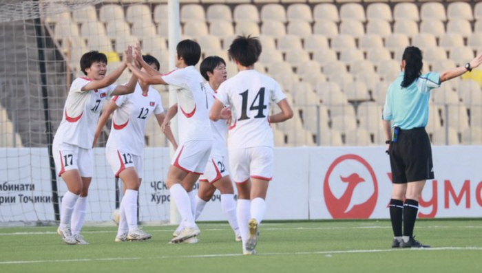What's the strongest North Korean soccer in Asia? Two games in a row, it's 100 crazy!South Korea's Super Emergency Is Absolutely Outnumbered by North Korea, Winning 1 Out of 21
