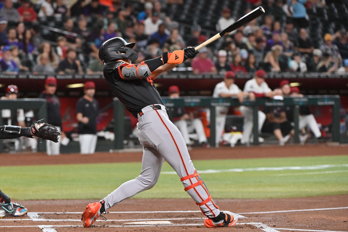 When Lee Jung-hoo hits and runs, he wins! He woke up hot with three hits of exhausting silence, escaping four consecutive SF losses to the winning score