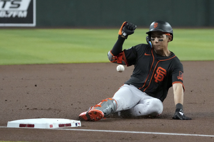 When Lee Jung-hoo hits and runs, he wins! He woke up hot with three hits of exhausting silence, escaping four consecutive SF losses to the winning score