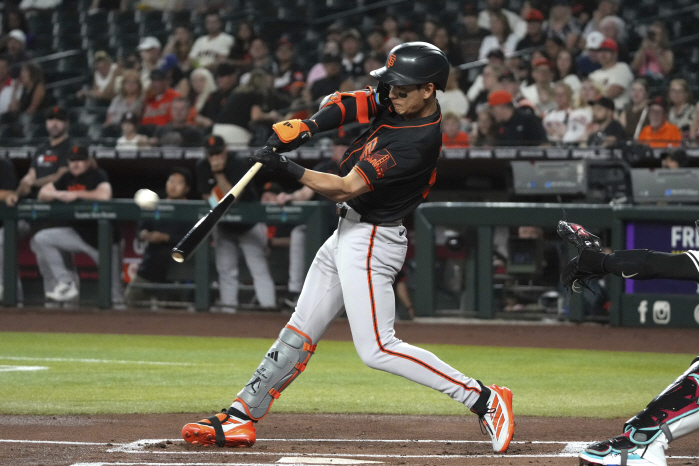 When Lee Jung-hoo hits and runs, he wins! He woke up hot with three hits of exhausting silence, escaping four consecutive SF losses to the winning score