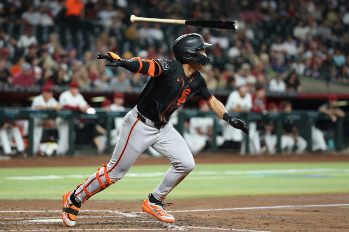 When Lee Jung-hoo hits and runs, he wins! He woke up hot with three hits of exhausting silence, escaping four consecutive SF losses to the winning score