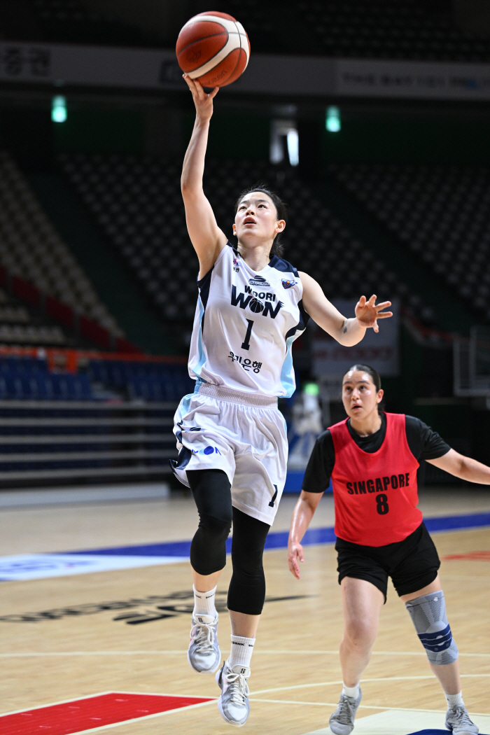  Kim Ye-jin scored 17 points, Kang Gye-ri scored 12. Woori Bank defeated the Singapore national team by 79 to 4633 points. Woori Bank's organizational basketball stood out