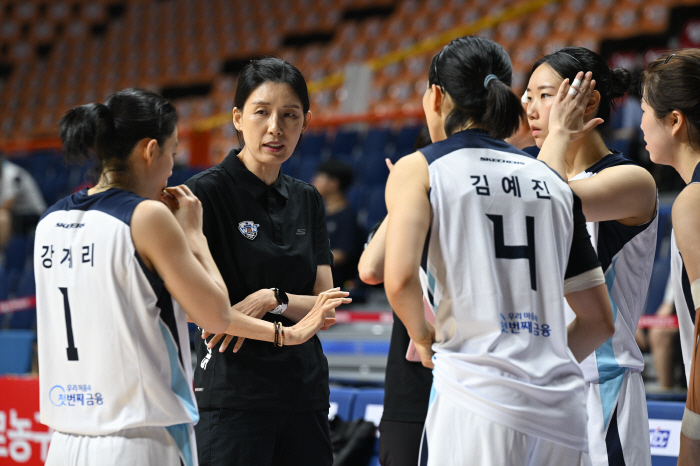  Kim Ye-jin scored 17 points, Kang Gye-ri scored 12. Woori Bank defeated the Singapore national team by 79 to 4633 points. Woori Bank's organizational basketball stood out