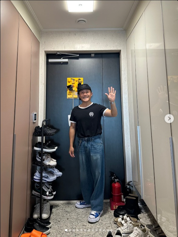 Cho Se-ho's sweet greeting captured on the front door of his 3.5 billion newlyweds...From the morning ♥ a lover