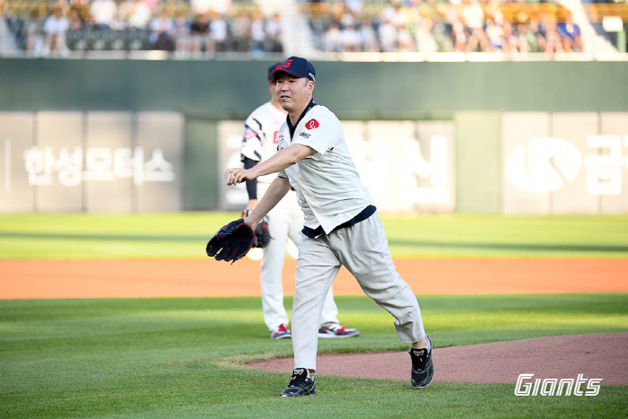Companion partner's family for victory → Kim Chang-hyun's photographer's first pitch for 17 years...Lotte, G Partners Day Completion Data