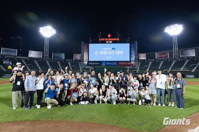 Companion partner's family for victory → Kim Chang-hyun's photographer's first pitch for 17 years...Lotte, G Partners Day Completion Data
