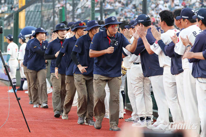 Companion partner's family for victory → Kim Chang-hyun's photographer's first pitch for 17 years...Lotte, G Partners Day Completion Data