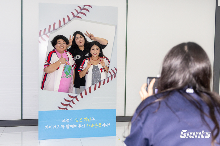 Companion partner's family for victory → Kim Chang-hyun's photographer's first pitch for 17 years...Lotte, G Partners Day Completion Data
