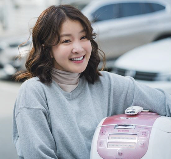 ‘Salon de Holmes’ Surges in Ratings with Fierce Female Power