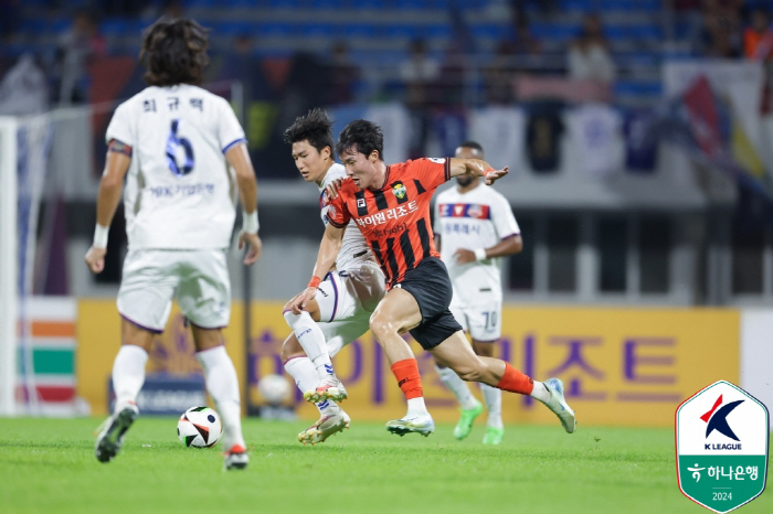 All-in Suwon FC and Kim Kyung-min from Gangwon-do joined the rest to build a powerful right-hand line
