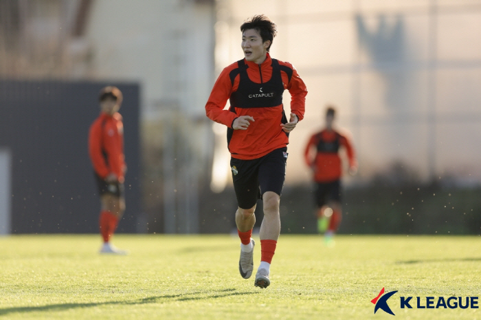 All-in Suwon FC and Kim Kyung-min from Gangwon-do joined the rest to build a powerful right-hand line