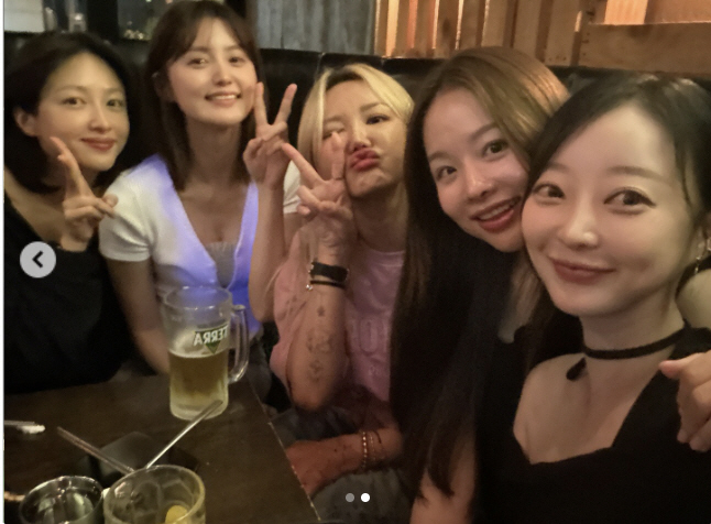 EXID, a hot dinner for a girl group in their 30s...'The picture smells like alcohol'