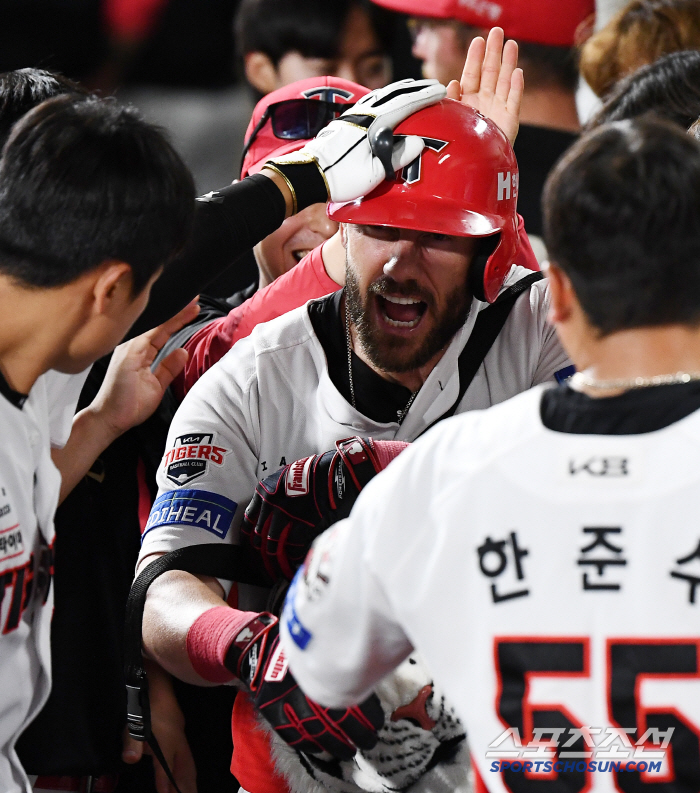 I can see the 2nd place! KIA's great comeback victory, Elot and 0.5 game chase...After two outs in the eighth inning, he scored five points.