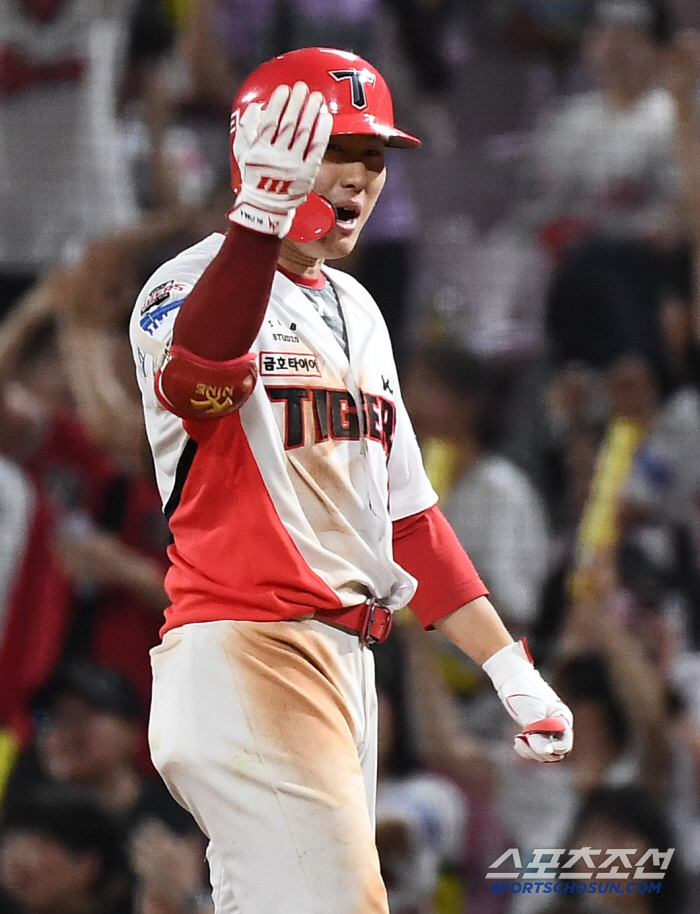 I can see the 2nd place! KIA's great comeback victory, Elot and 0.5 game chase...After two outs in the eighth inning, he scored five points.