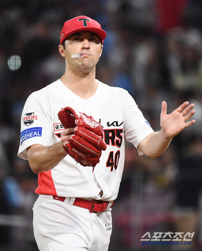 I can see the 2nd place! KIA's great comeback victory, Elot and 0.5 game chase...After two outs in the eighth inning, he scored five points.