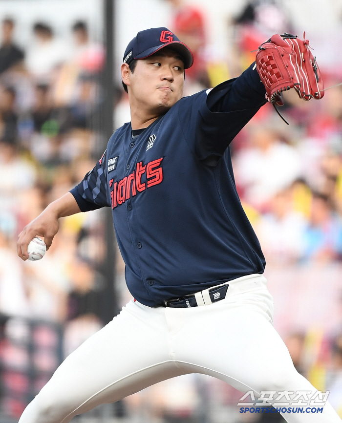 I can see the 2nd place! KIA's great comeback victory, Elot and 0.5 game chase...After two outs in the eighth inning, he scored five points.