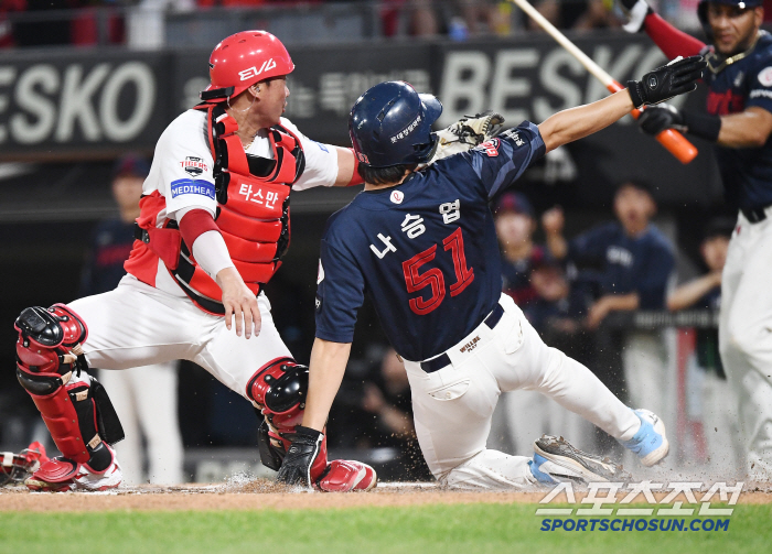 I can see the 2nd place! KIA's great comeback victory, Elot and 0.5 game chase...After two outs in the eighth inning, he scored five points.