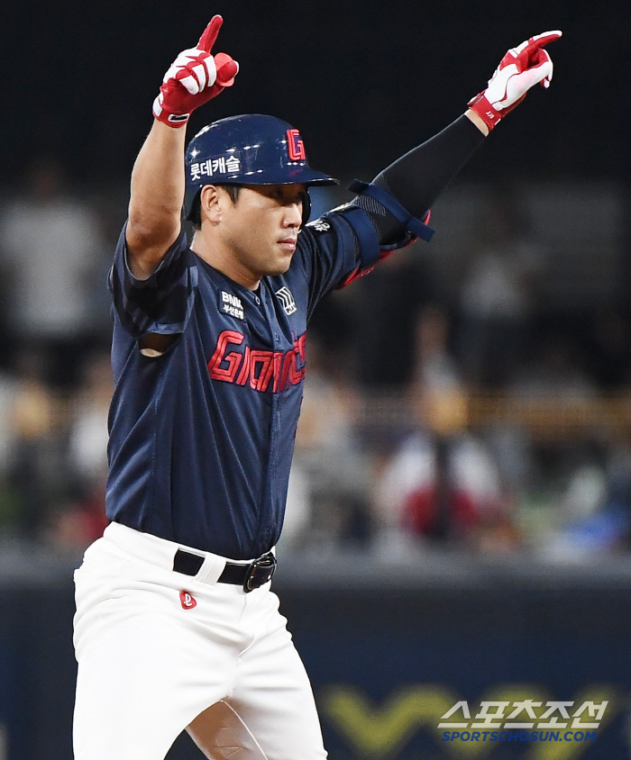 I can see the 2nd place! KIA's great comeback victory, Elot and 0.5 game chase...After two outs in the eighth inning, he scored five points.