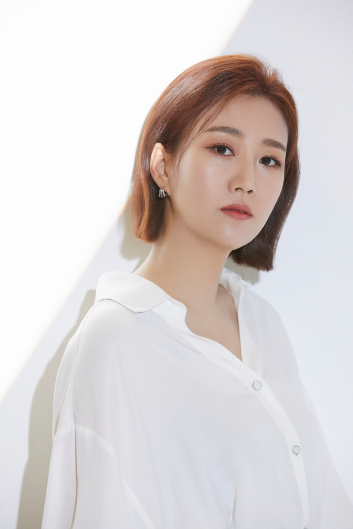 I hear a lot that Jang Yoon-jung took away her rice bowl after the trot audition