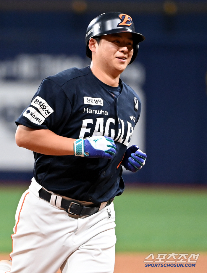 I was going to bunt, but it's not like Noh Si-hwan, the native home run king...I've done everything. The heart in my sigh. 